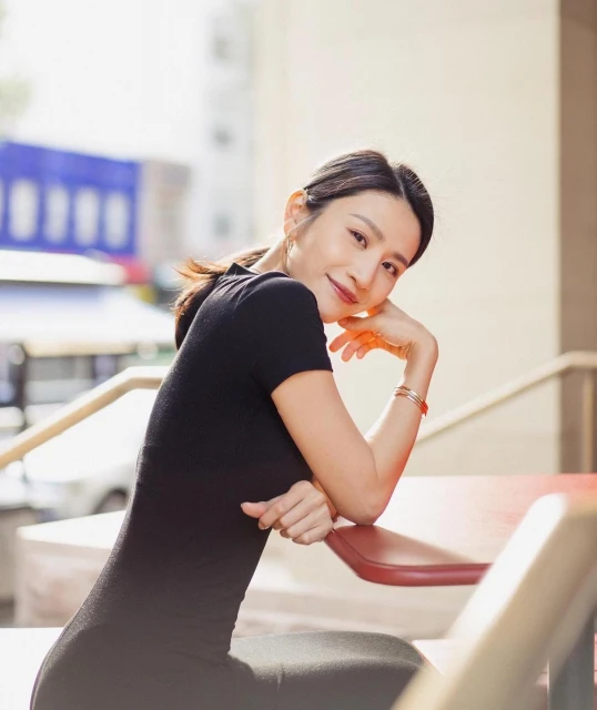 泳裝照露纖腰被質疑修圖　林芊妤反擊網民：這樣對我很不公平