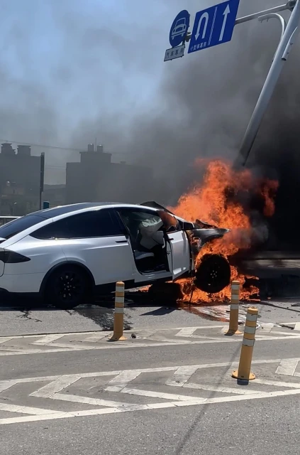 工人奮力拉林志穎父子出車外　5秒後車頭被猛火吞噬