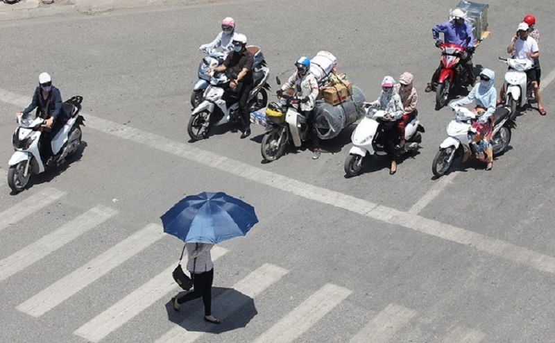 天氣炎熱：有企業收「熱天送餐費」，有的允許員工「寬衣解帶」