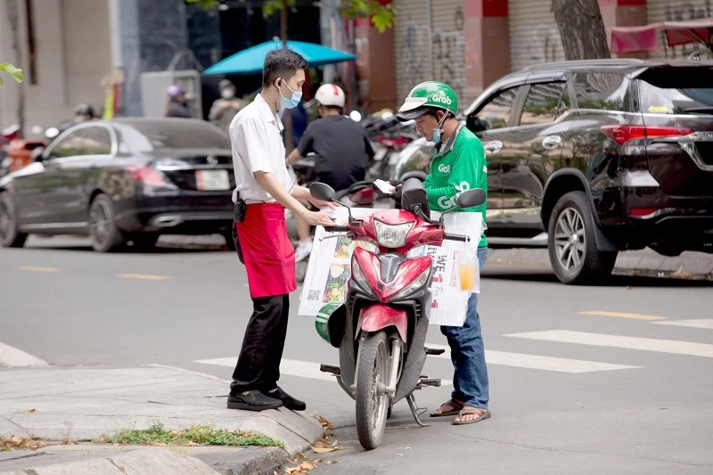天氣炎熱：有企業收「熱天送餐費」，有的允許員工「寬衣解帶」