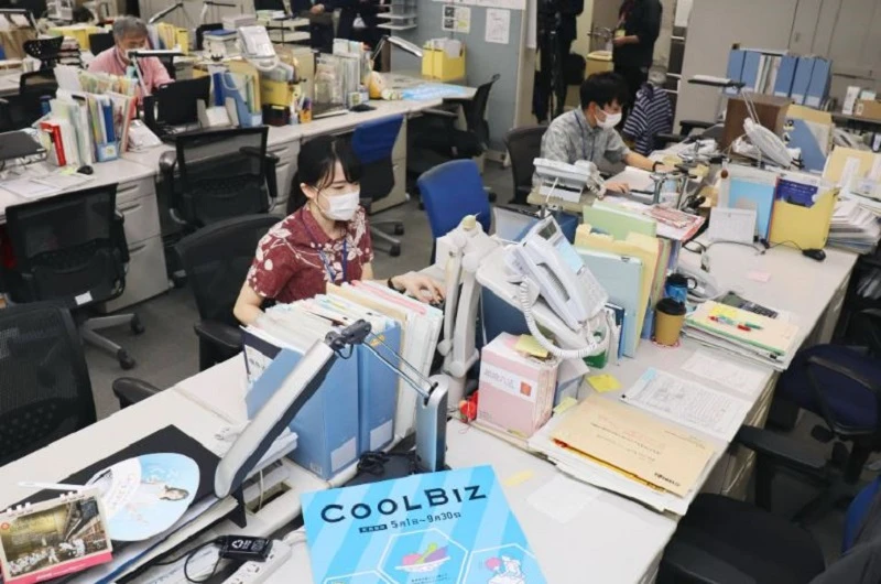 天氣炎熱：有企業收「熱天送餐費」，有的允許員工「寬衣解帶」