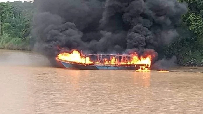 拜丹碼頭1運油船失火  2男燒傷獲及時送治