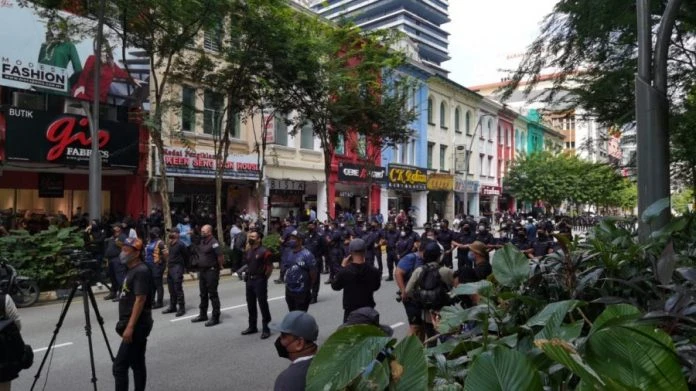 警方築人牆　阻#Turun集會者前進