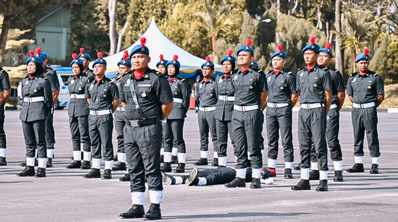 馬國青年檢閱禮昏倒 叔叔緊抱以身為牆感動眾人 