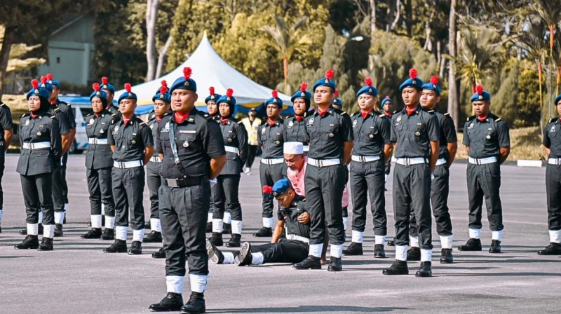 馬國青年檢閱禮昏倒 叔叔緊抱以身為牆感動眾人 