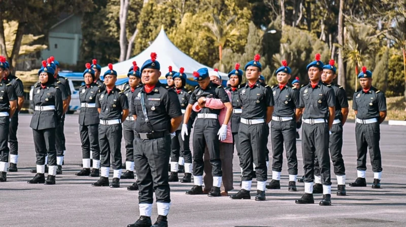 馬國青年檢閱禮昏倒 叔叔緊抱以身為牆感動眾人 