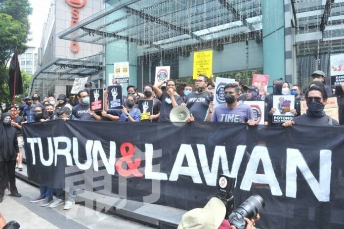 約百人走上街頭　#Turun集會和平落幕