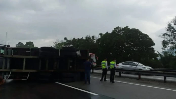 拖格羅里翻覆釀堵塞　南北大道務邊路段車龍長12公里