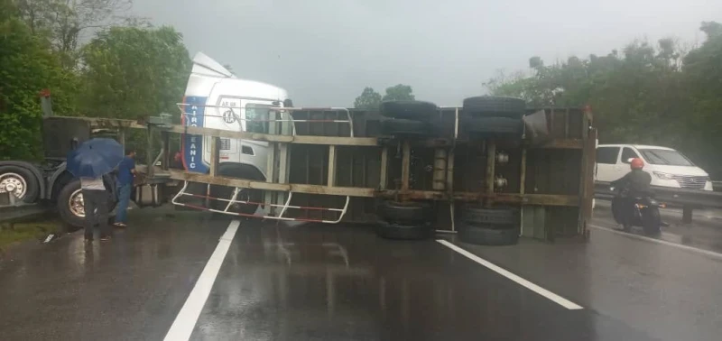 拖格羅里翻覆釀堵塞　南北大道務邊路段車龍長12公里