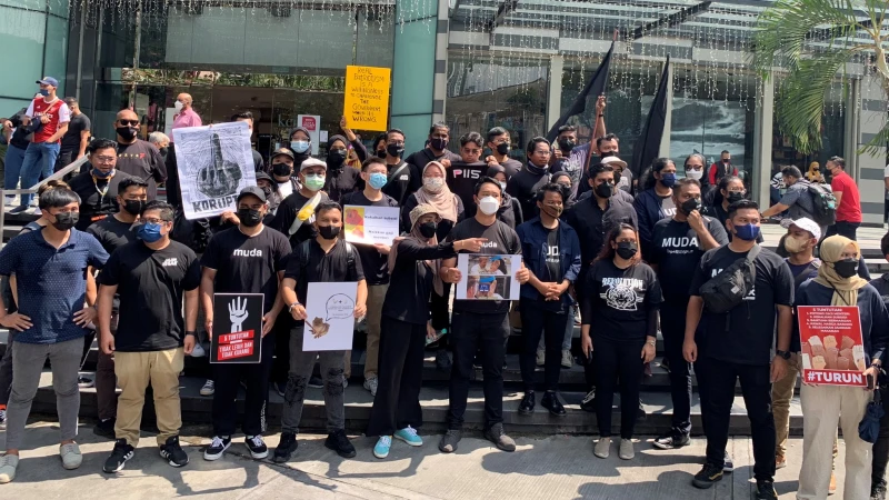 逾30人赴「TURUN」集會 遊行至獨立廣場被警攔下