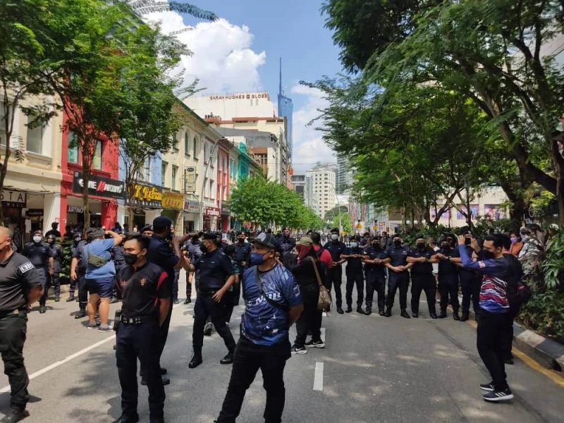 逾30人赴「TURUN」集會 遊行至獨立廣場被警攔下