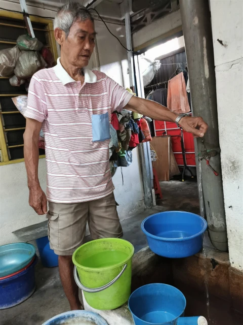 6兄弟生活一貧如洗　靠福利金打散工撐家計