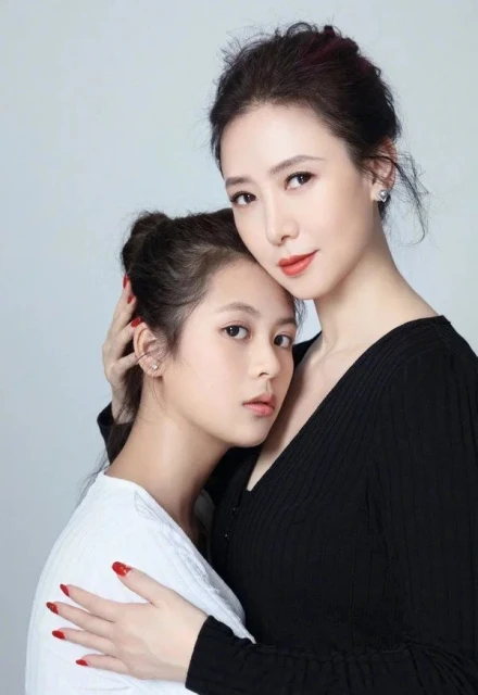 翁虹攜愛女劉蒔拍影片　網驚嘆：女兒顏值比媽媽高！