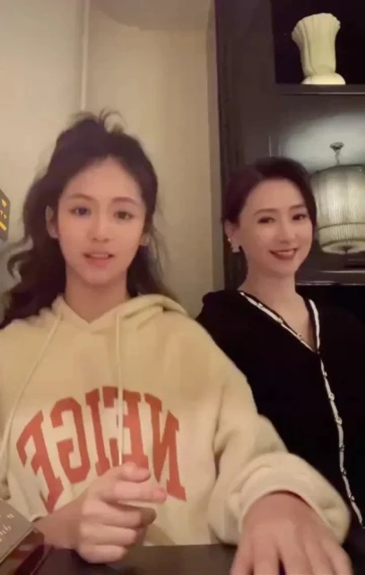 翁虹攜愛女劉蒔拍影片　網驚嘆：女兒顏值比媽媽高！