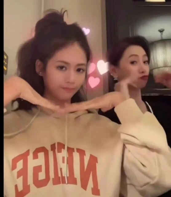 翁虹攜愛女劉蒔拍影片　網驚嘆：女兒顏值比媽媽高！