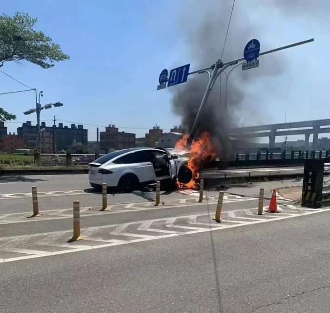 車禍「撞斷交通號誌杆」　桃園交通局稱將向林志穎求償