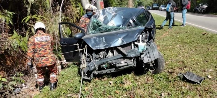 第二國產Axia失控撞電燈柱　18歲華裔青年當場喪命