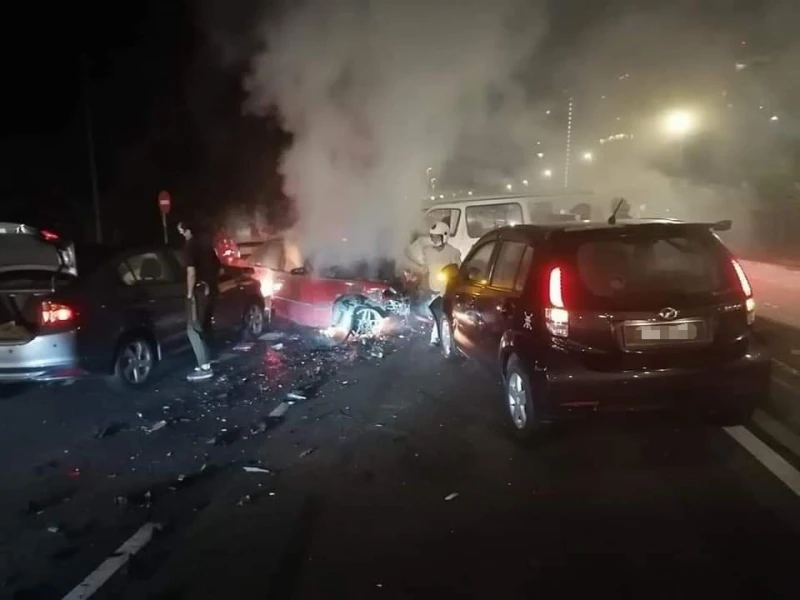 百萬鎮恐怖車禍　寶馬司機活活燒死