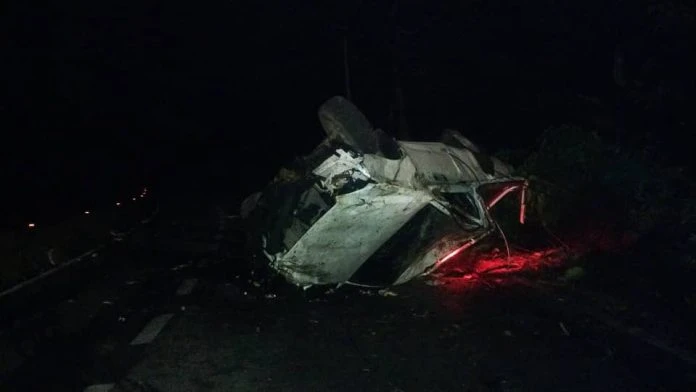 皮卡失控翻覆   男子拋出車外斃命