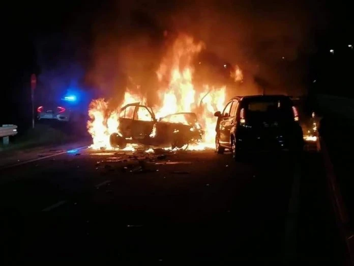 與國產車及貨車相撞起火    寶馬司機慘被活活燒死