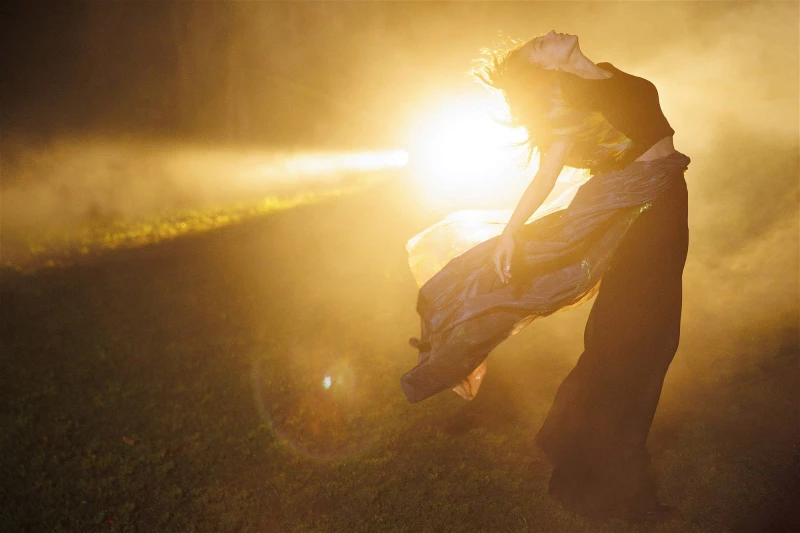 拍MV被10級暴風「狂襲」　41公斤戴佩妮險遭吹走