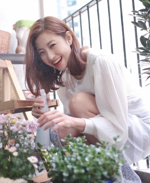 陳自瑤甜曬99支粉紅玫瑰　王浩信大方回應