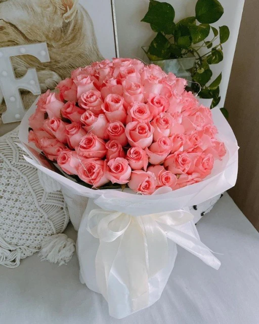 陳自瑤甜曬99支粉紅玫瑰　王浩信大方回應