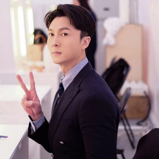 陳自瑤甜曬99支粉紅玫瑰　王浩信大方回應