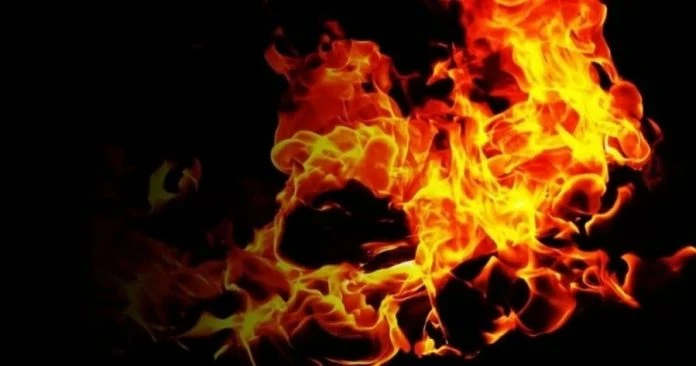 火襲修車廠　15轎車付之一炬