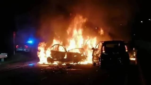 柔佛新山清晨四車連環撞 三車起火爆炸一人亡