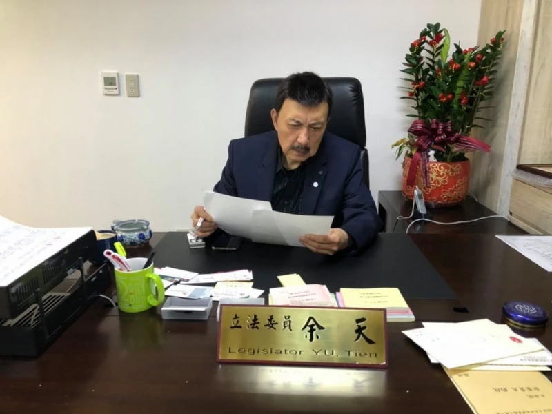 驚傳「中風住院」？余天澄清：天氣悶熱身體不適