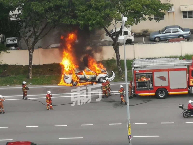 轎車疑撞大樹後燃火　幸司機逃出生天