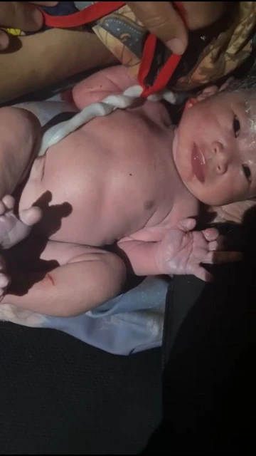 寶寶迫不及待車上出生　記者當「產婆」幫嫂嫂接生