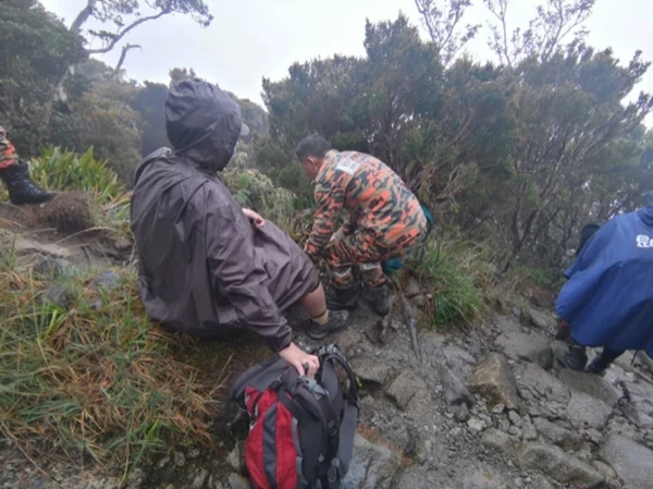 在神山扭傷腳 搜救隊助抬下山