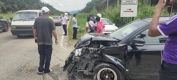 車輛出路口釀車禍 彼得途經停車施援