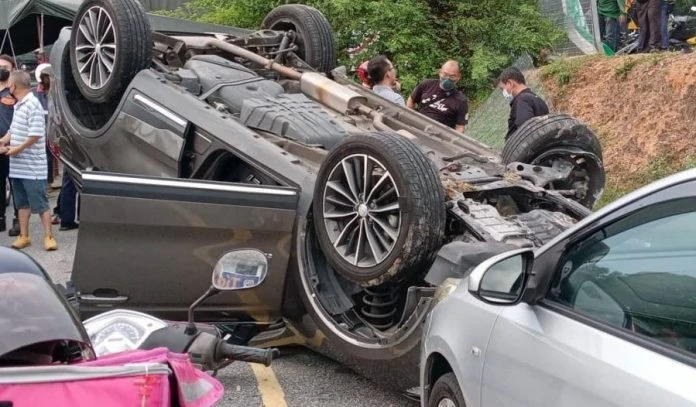 休旅車失控撞3車2摩哆 女司機昏迷