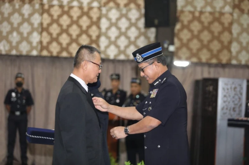 2退休華裔警官　獲授國家英雄勳章