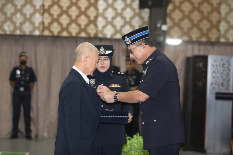 2退休華裔警官　獲授國家英雄勳章