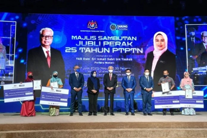 首相:鼓勵學子努力考佳績 一等榮譽學生可免還高教基金貸款