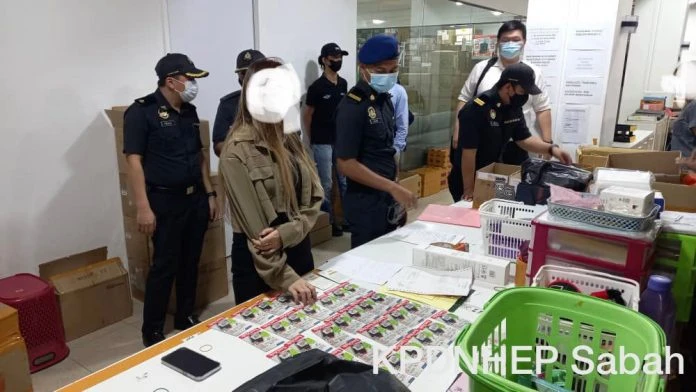 貿消部突襲4商店 起獲1479仿冒U盤