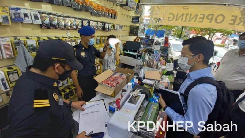 貿消部突襲4商店 起獲1479仿冒U盤