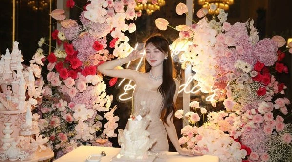 黃曉明疑為緋聞網紅女友辦豪華生日趴　女方曬卡片署名露餡？！