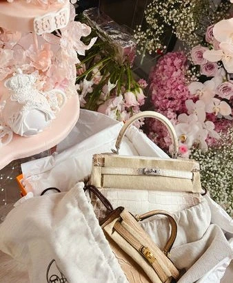 黃曉明疑為緋聞網紅女友辦豪華生日趴　女方曬卡片署名露餡？！