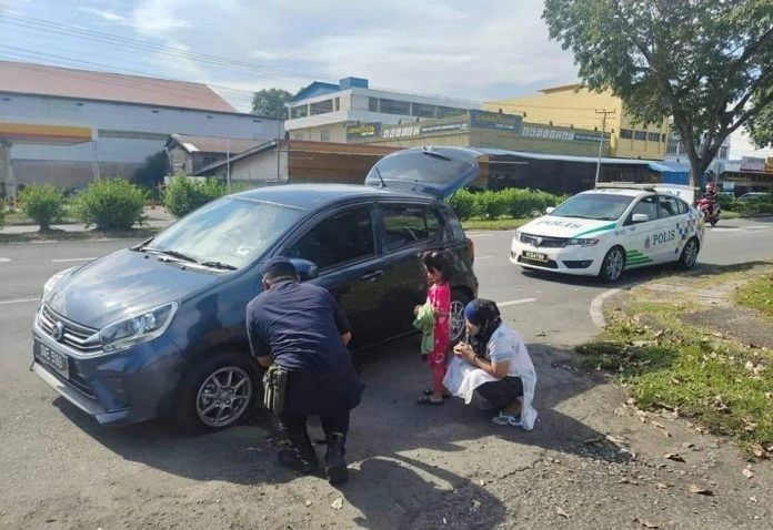 幫婦女換輪胎 網民大讚警察叔叔