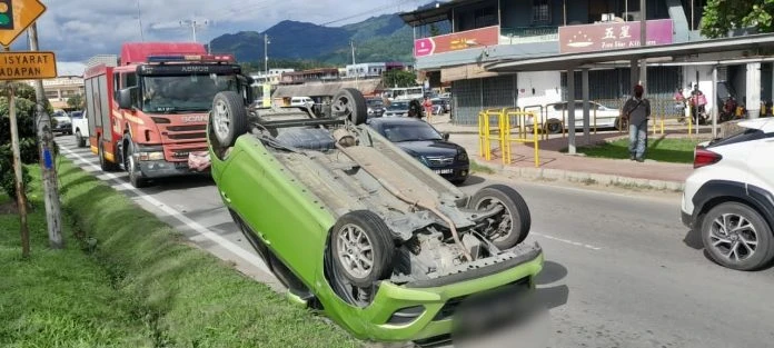 汽車失控四輪朝天  華裔司機自救爬出車外