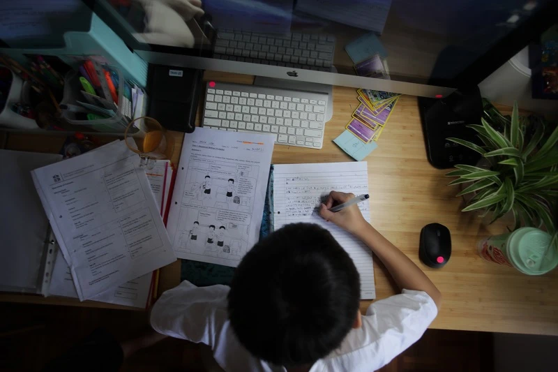 香港教師離職率激增五成　新加坡檢討教職員薪金框架留住人才