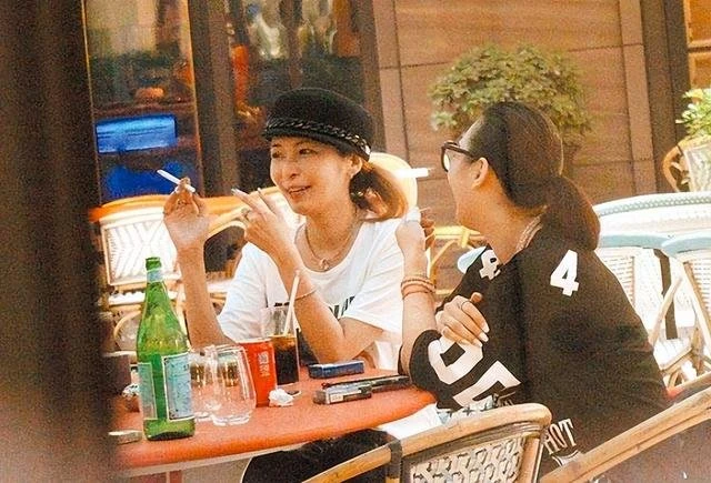 Makiyo挺7月孕肚現身街頭　聚眾抽菸違法