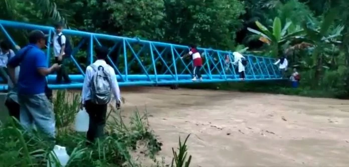 上學路步步驚心！ 學童爬水管過急流