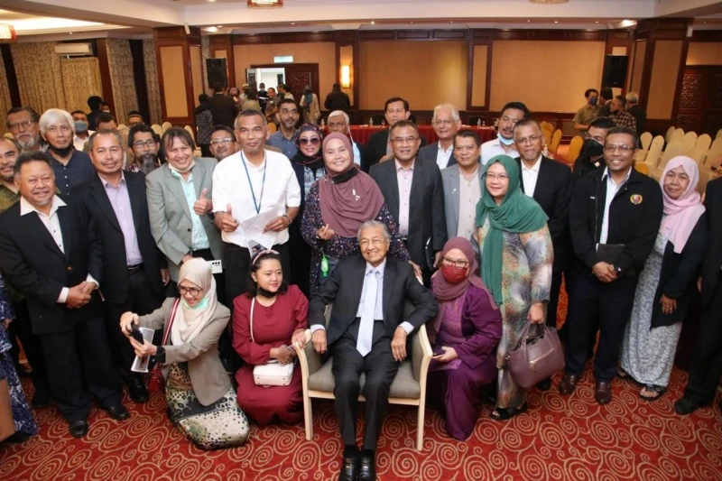 關閉華校不能讓馬來人進步　馬哈迪：與時並進才能「贏」