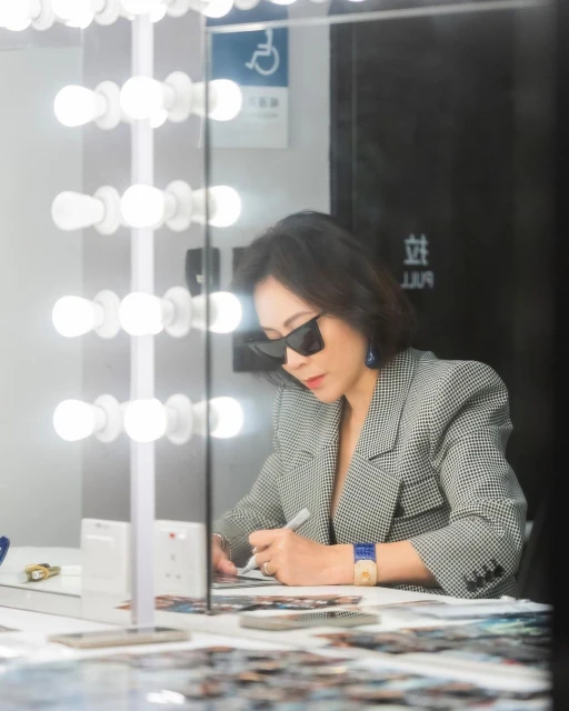 56歲劉嘉玲低胸裝辣曬好身材　「巨星排場」驚呆網民